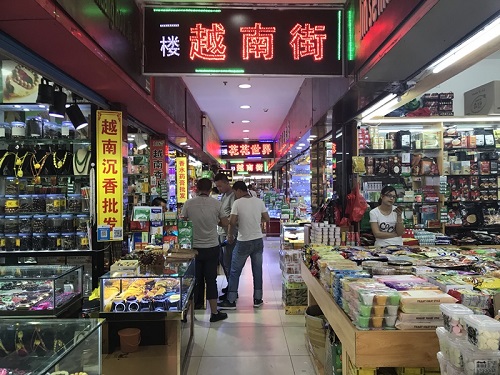 东兴批发市场以“越南街”为卖点，主要卖越南特产、纪念品和首饰。（新加坡《联合早报》网站6月25日）