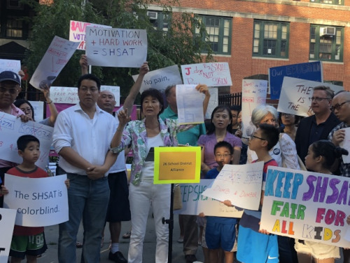 26学区华裔家长集会抗议,要求保留SHSAT,并投票发声。讲话者为林小莲。(记者陈小宁/摄影)