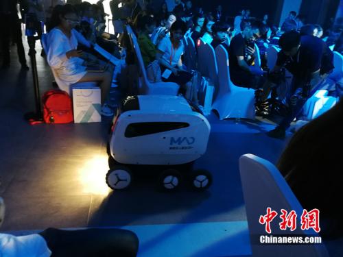 美团25日发布无人配送开放平台,图为无人配送车在现场亮相。<a target='_blank' href='http://www.chinanews.com/' >中新网</a>记者 邱宇 摄