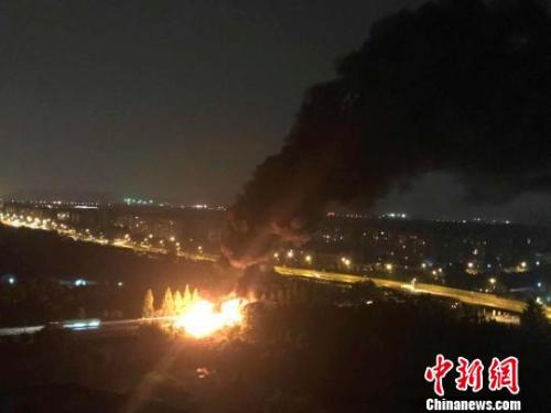 图为 事故发生现场。 钟新 摄 杭州绕城高速车祸致9死3伤 市民称被爆炸声惊醒