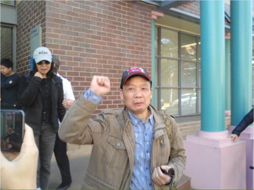 俞琪父亲神情悲伤高举拳头，与俞琪母亲一同离开法院。（图片来源：澳大利亚新快网）