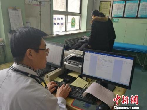 资料图：山西省汾阳医院的急诊室，医生正在接诊一名患者。　范丽芳 摄