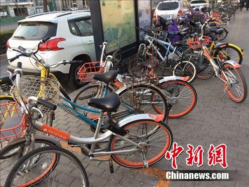 资料图：两辆单车“加塞”停放，占用了部分公共道路。中新网 吴涛 摄