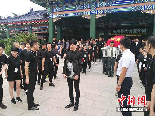 常遠手捧爺爺遺像。<a target='_blank' href='http://www.chinanews.com/' >中新網</a>記者 宋宇晟 攝
