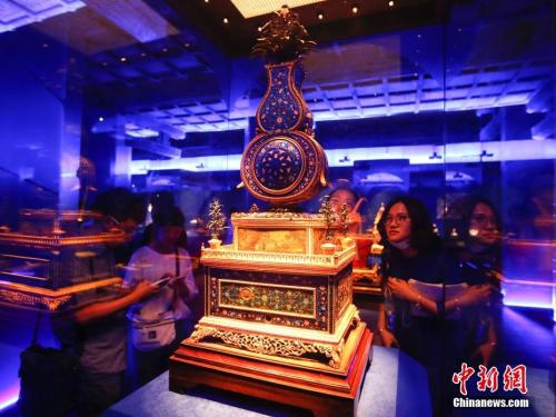 “紫禁城与‘海上丝绸之路’”展上的故宫古钟表。中新社记者 杜洋 摄