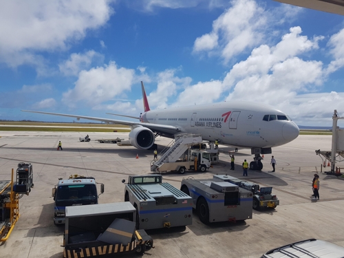 10月28日,一架韩亚航空客机在塞班国际机场降落 韩联社 图