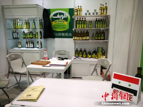 阿薩迪帶來了敘利亞的橄欖油。<a target='_blank' href='http://www.chinanews.com/' >中新網</a>記者 邱宇 攝
