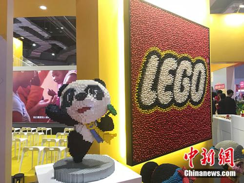 樂高展位前的“進寶”模型。<a target='_blank' href='http://www.chinanews.com/' >中新網</a>記者 付強 攝