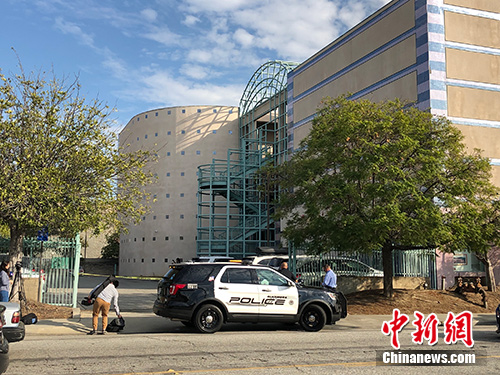 圖爲當天槍擊案發生後,警方在《僑報》辦公樓門口拉起警戒線。中新社記者 張朔 攝