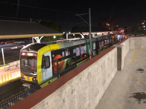 亞凱迪亞警局25日在這個捷運旁的停車站發現失蹤華裔女子的汽車,並發現她死於車內,分析是自殺。(圖片來源:美國《世界日報》記者 王千惠 攝)