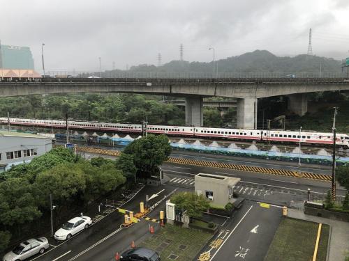 臺鐵普悠瑪列車一度停在汐科站外。臺灣《聯合報》記者陳易辰攝影