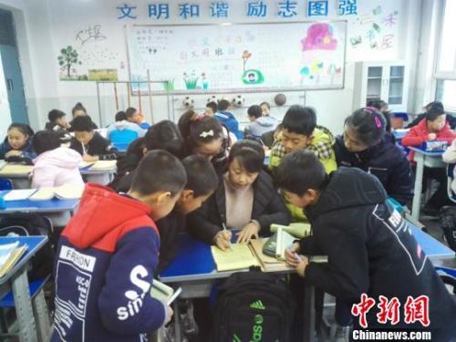 九部门推30条措施促中小学减负 严控作业总量