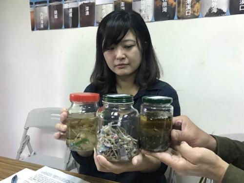 黑潮海洋文教基金會執行長張卉君指出,八掌溪(中)的塑料微粒最多。圖片來源:臺灣《中時電子報》 王思慧/攝