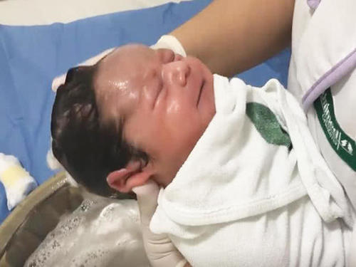 新出生婴儿发量惊人,浓密秀发让网友羡慕不已,宝妈:孕期天天吐