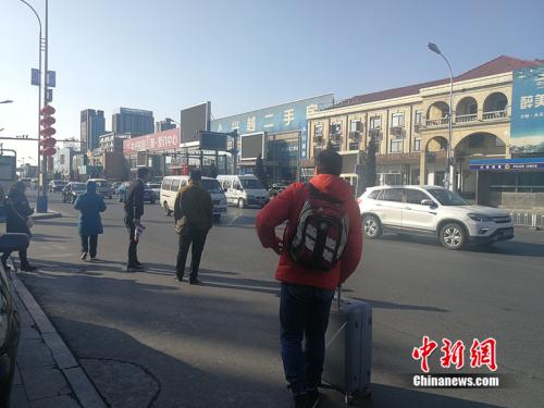 2月20日,燕郊售楼一条街上,发放楼盘广告传单的人随处可见。#####filter2#####记者 邱宇 摄