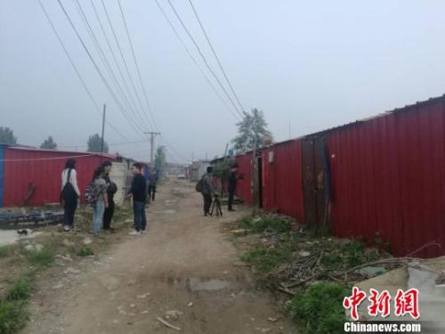 资料图:图为事发后,位于郑州港区崔庄的刘某华家门前聚集了陆续赶来的媒体记者。 刘鹏 摄