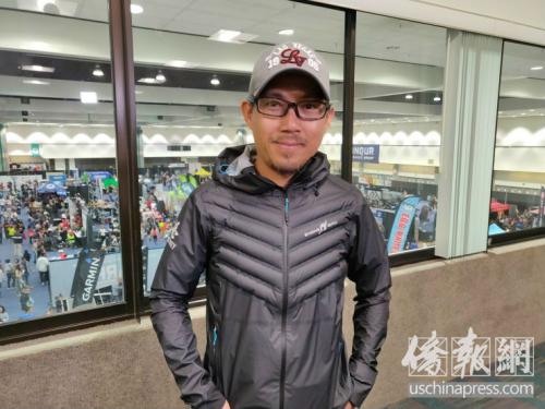 中國內地著名跑者“鳥叔” 童清錦。(圖片來源:美國《僑報》記者 李青蔚 攝)