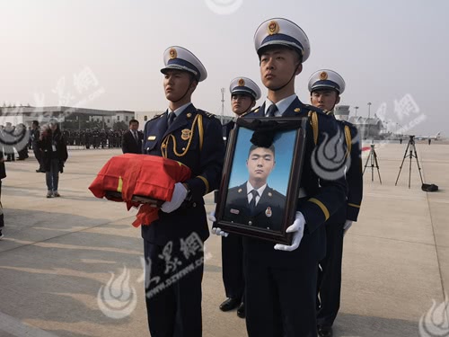 今天 40万人等凉山火灾烈士回家(图)