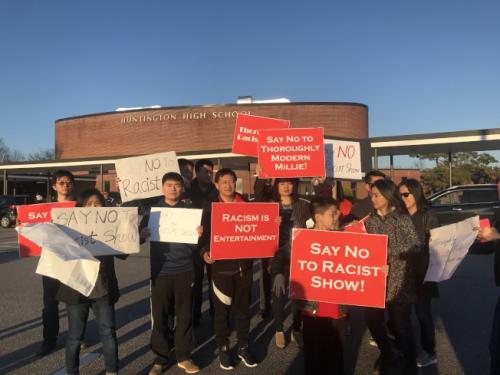 当地时间6日,60多位华裔及外族裔民众前往杭廷顿高中反对《摩登蜜莉》演出。(图片来源:美国《世界日报》记者 牟兰 摄)