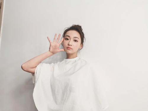 吴谨言穿条纹西装配牛仔裤,看到帆布鞋网友直呼:鞋子也能穿错?