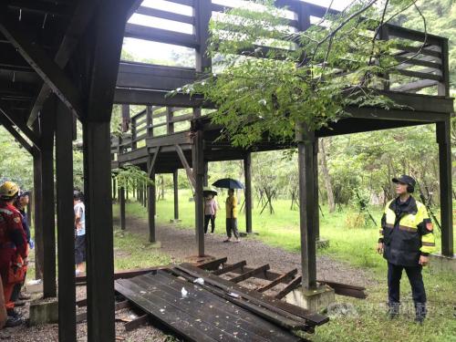 台中市雾峰区的青桐林生态园区10日下午发生木栈道坍塌意外，造成多名游客受伤。（图：台湾“中央社”/台中市消防局 提供）