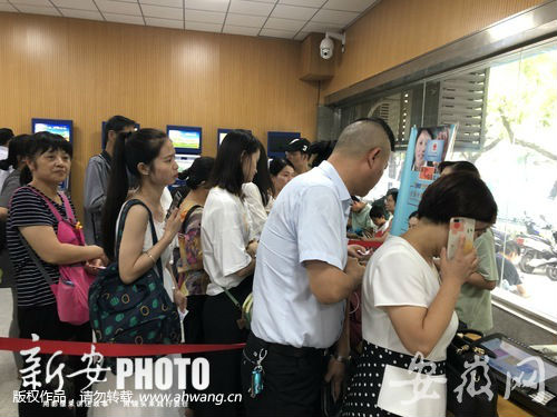 合肥办社保卡需排队数小时 人社局：正改进