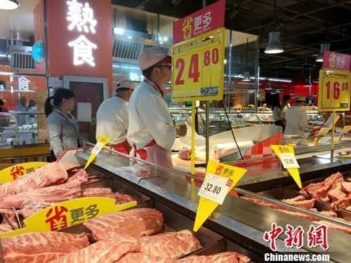  资料图：超市里正在售卖的猪肉。