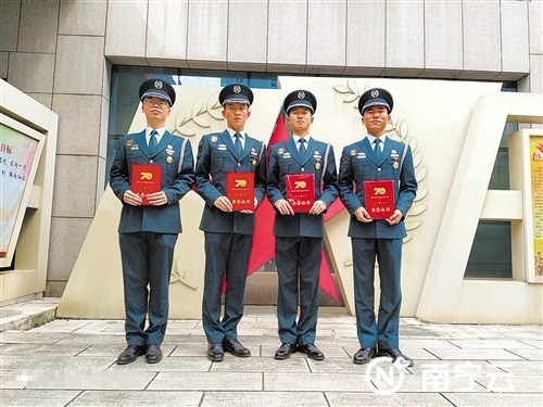 马骏、颜世超、宋子轩、黄华涛在九二三医院留影。记者 叶祯 摄