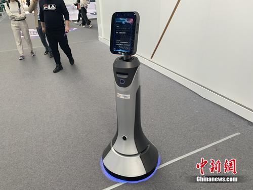 会场内的服务机器人。中新网 吴涛 摄