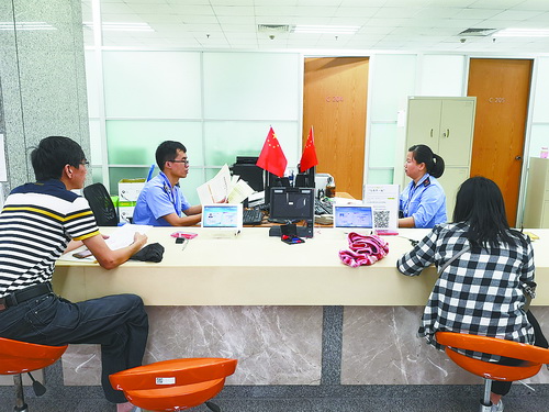 市行政服务中心市场监管局窗口提供服务。