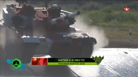 中国坦克冲入水障