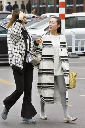 丝袜与羽绒服齐飞 雪地靴同小白鞋共舞,“咋穿都有理”的季节又来了