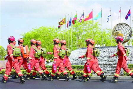 博鳌亚洲论坛2018年年会各项筹备工作目前已准备就绪。4月6日，一批消防人员从博鳌亚洲论坛喷泉广场经过。　　/视觉中国