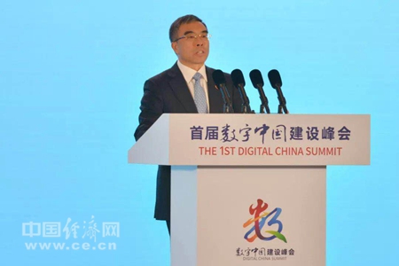 图为华为董事长梁华出席首届数字中国建设峰会。