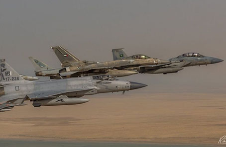 颜值不差!巴军枭龙与西方战机合影