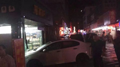 无人驾驶小车冲进面包店 撞烂玻璃门