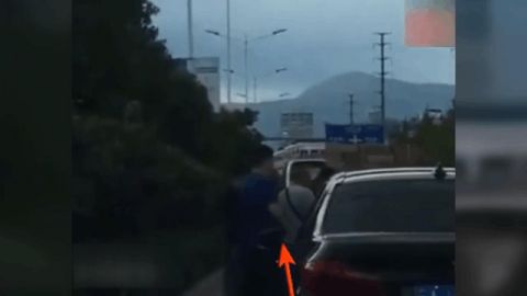 本田车主被宝马3男子围殴一分钟后爆发了, 网友: 看得我热血沸腾