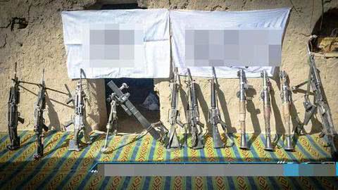 资料图片：塔利班展示缴获的武器装备。（图片来源于网络）