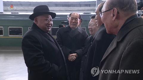 朝鲜中央电视台画面:金正恩结束访华抵达平壤,与干部握手。