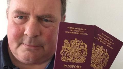 英国民众展示新旧护照(BBC)
