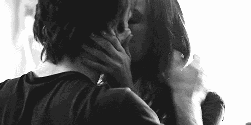 男人如何用强吻安抚生气的女友?