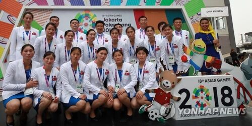 出席2018雅加达亚运会入村仪式的朝鲜代表团合影(韩联社)