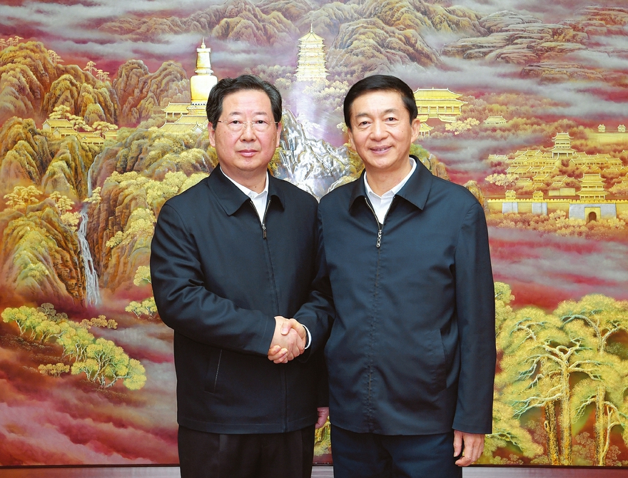 11月30日下午,楼阳生同志(左)与骆惠宁同志亲切握手。 本报记者 李联军 摄