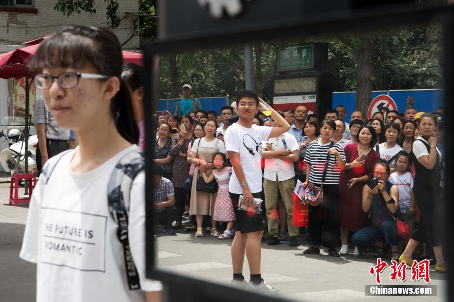 2018高考图鉴:家长穿旗袍祝福考生