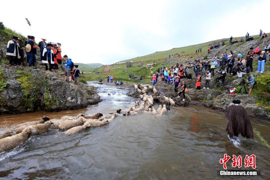 北京发生山洪灾害 铲车翻倒4人被困