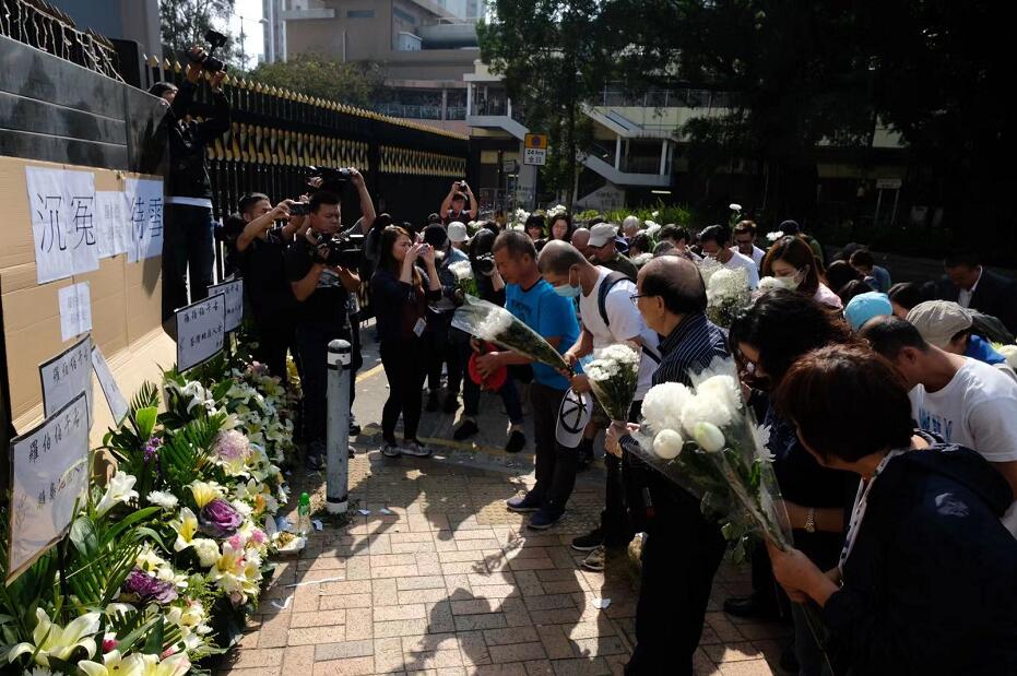 香港市民悼念被暴徒袭击身亡的清洁工老伯(图片来源:香港《文汇报》)