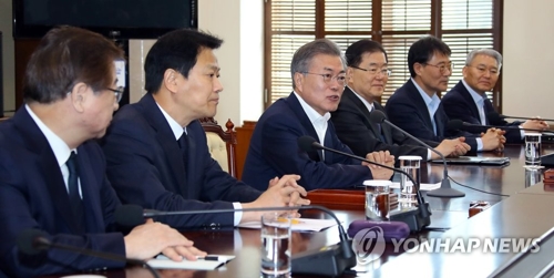 3月21日,文在寅主持召开韩朝首脑会谈筹备委员会第二次会议