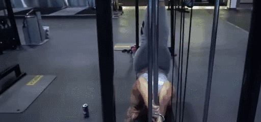 核心的训练非常好 左右各20各/组,做3组 找到一个固定点 提腿锻炼卷腹