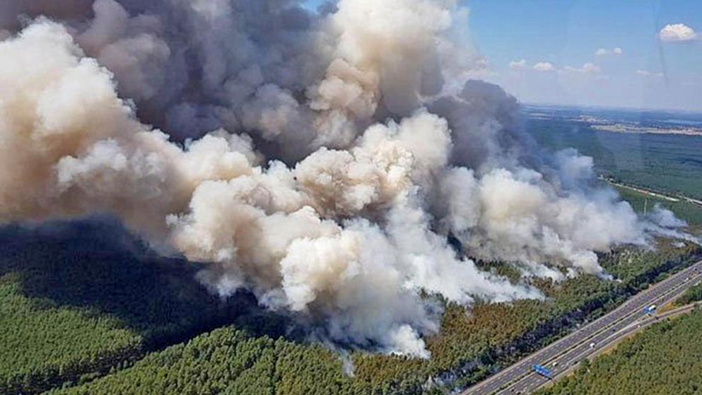 德国勃兰登堡突发森林大火 疑似由二战遗留弹