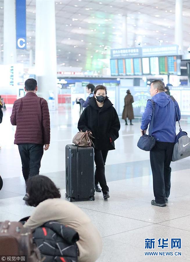 江珊口罩遮面现身机场 皮肤白皙气质优雅